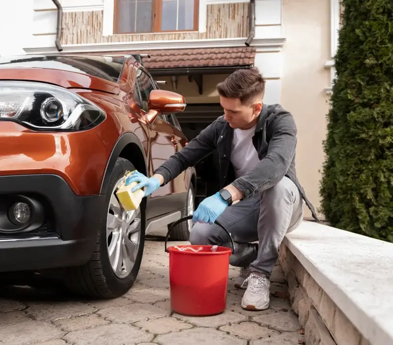 Lavage auto à domicile Lorp-Sentaraille : professionnel intervenant sur un véhicule